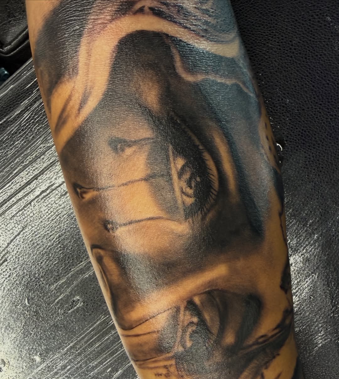 Tattoo by @lasmanosdeltoro — realism, black_and_grey