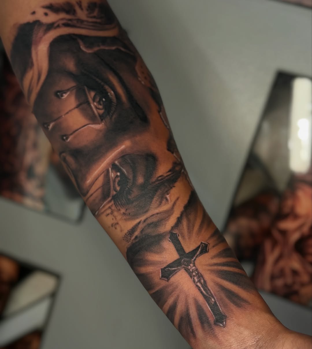 Tattoo by @lasmanosdeltoro — realism, black_and_grey