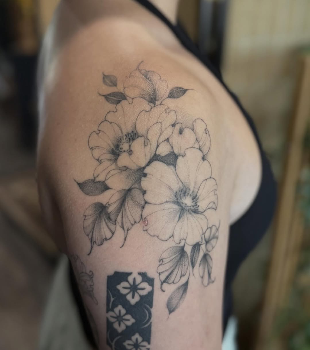 Tattoo by @pixi.bite — black_and_grey, fine_line