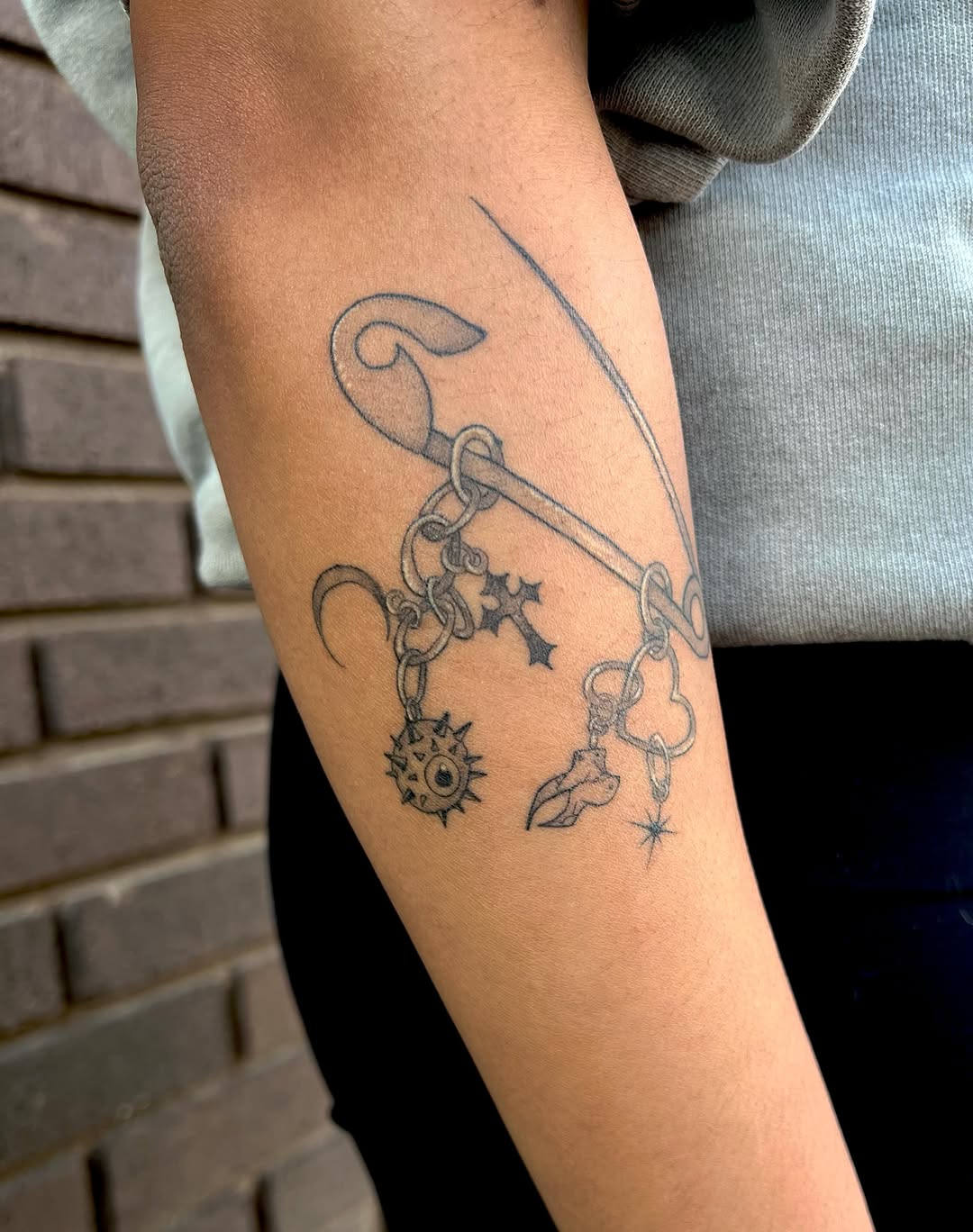 Tattoo by @lilriss.tattoos β illustrative, fine_line