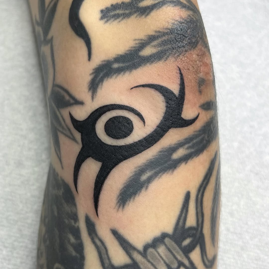 Tattoo by @sara_atamian_tattoos β blackwork, illustrative
