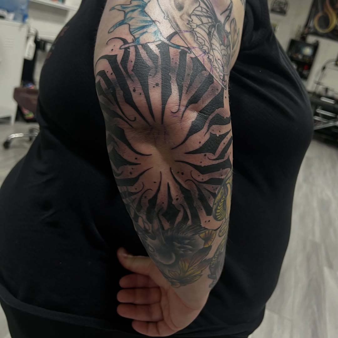 Tattoo by @neotrashace — blackwork, japanese_irezumi