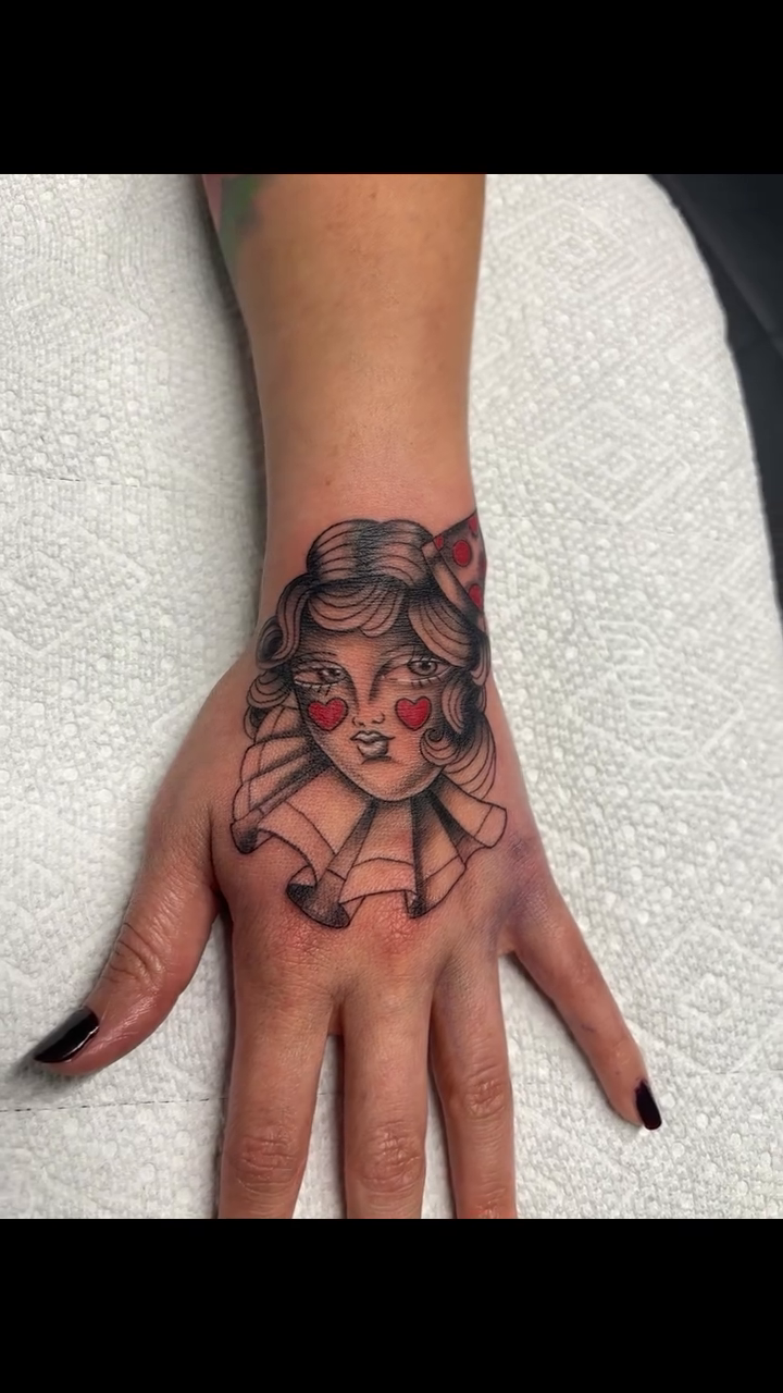Tattoo by @_mujerdemuerte โ neo_traditional