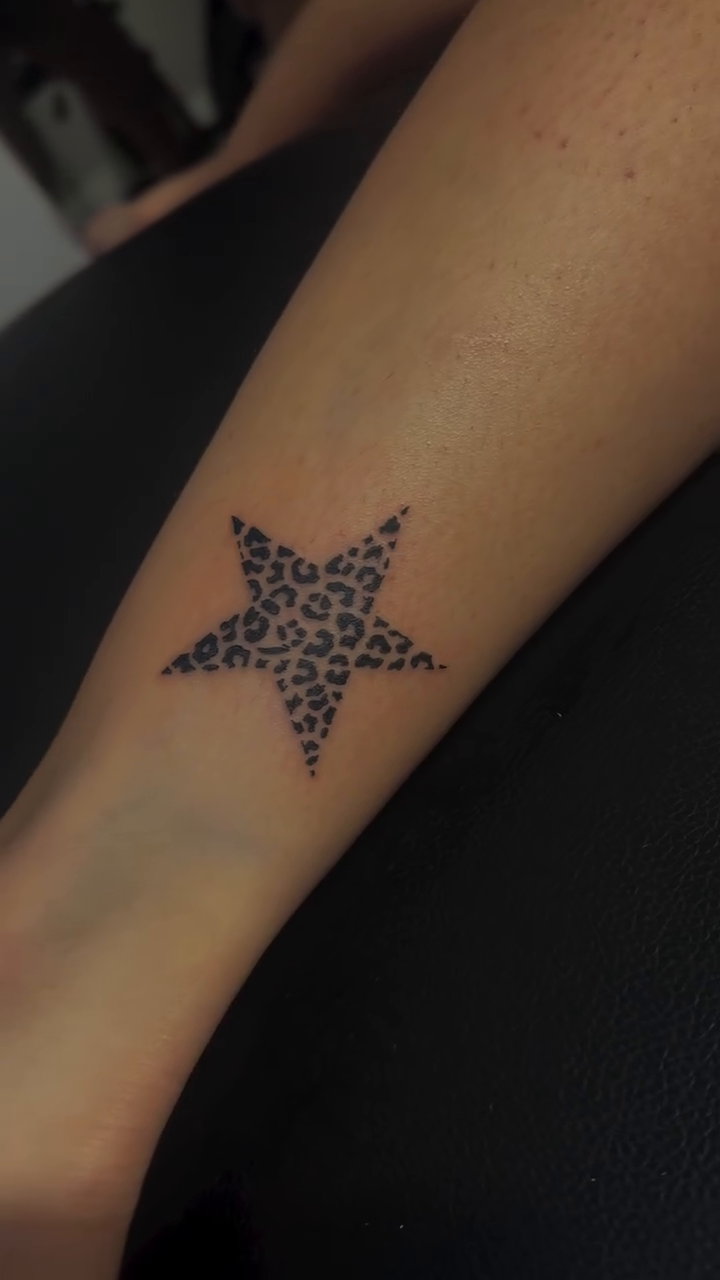 Tattoo by @marlyquinntats ā dotwork