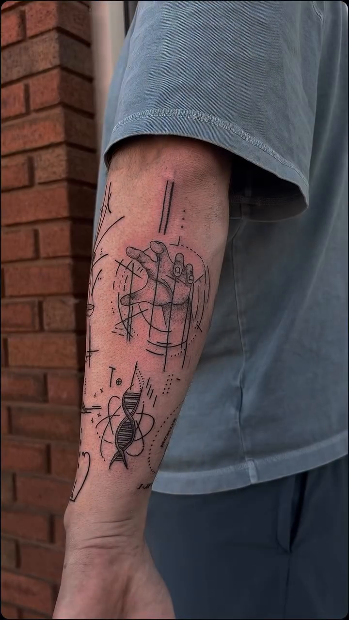 Tattoo by @retrosun.ink — illustrative, geometric