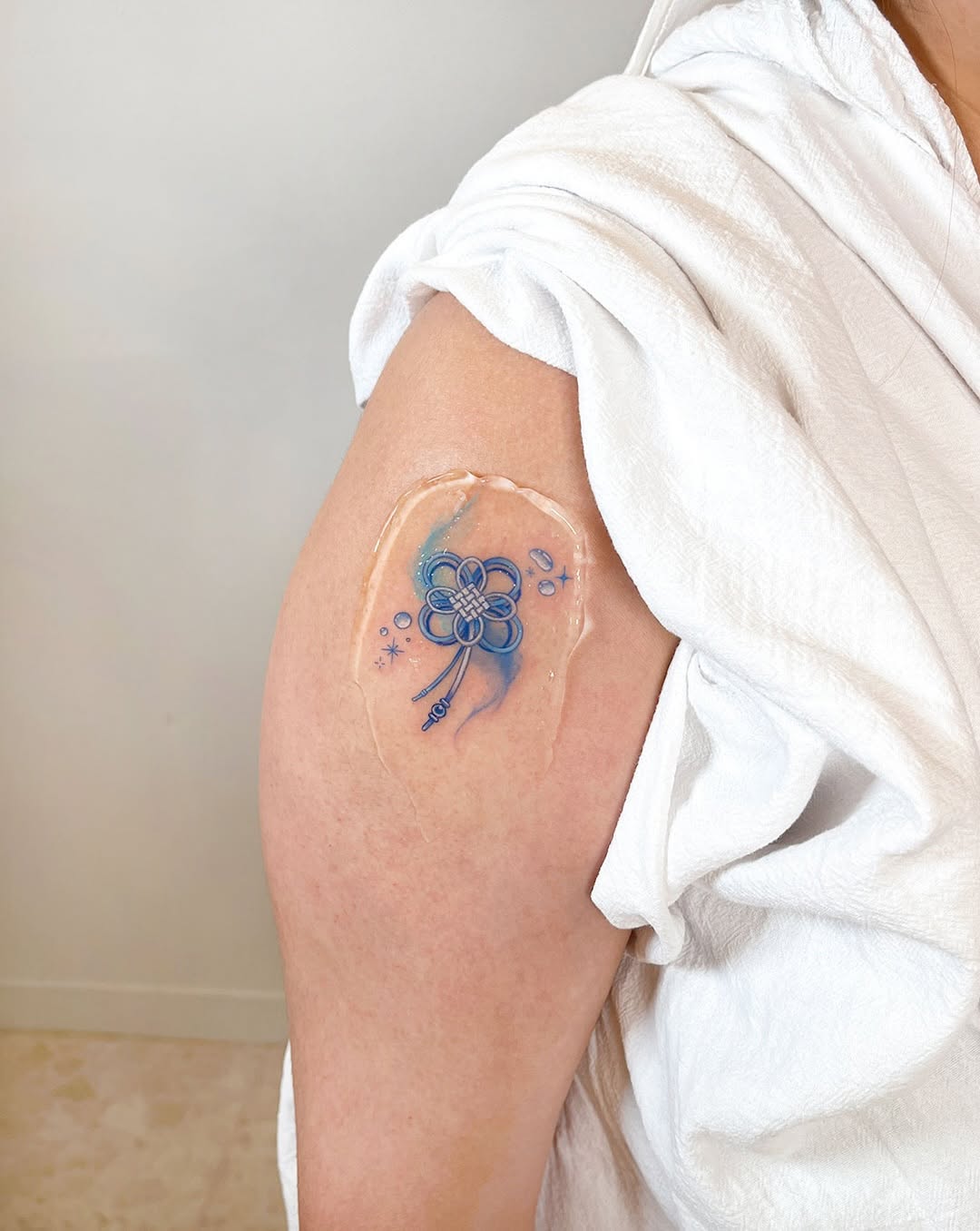 Tattoo by @zommi.tt — fine_line, minimalist