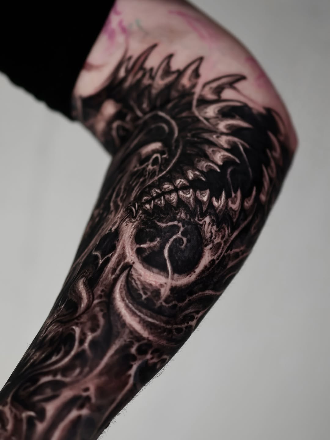 Tattoo by @kwannew_ โ blackwork, dark_realism