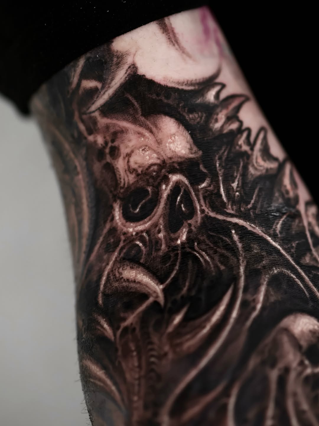 Tattoo by @kwannew_ โ dark_realism, blackwork