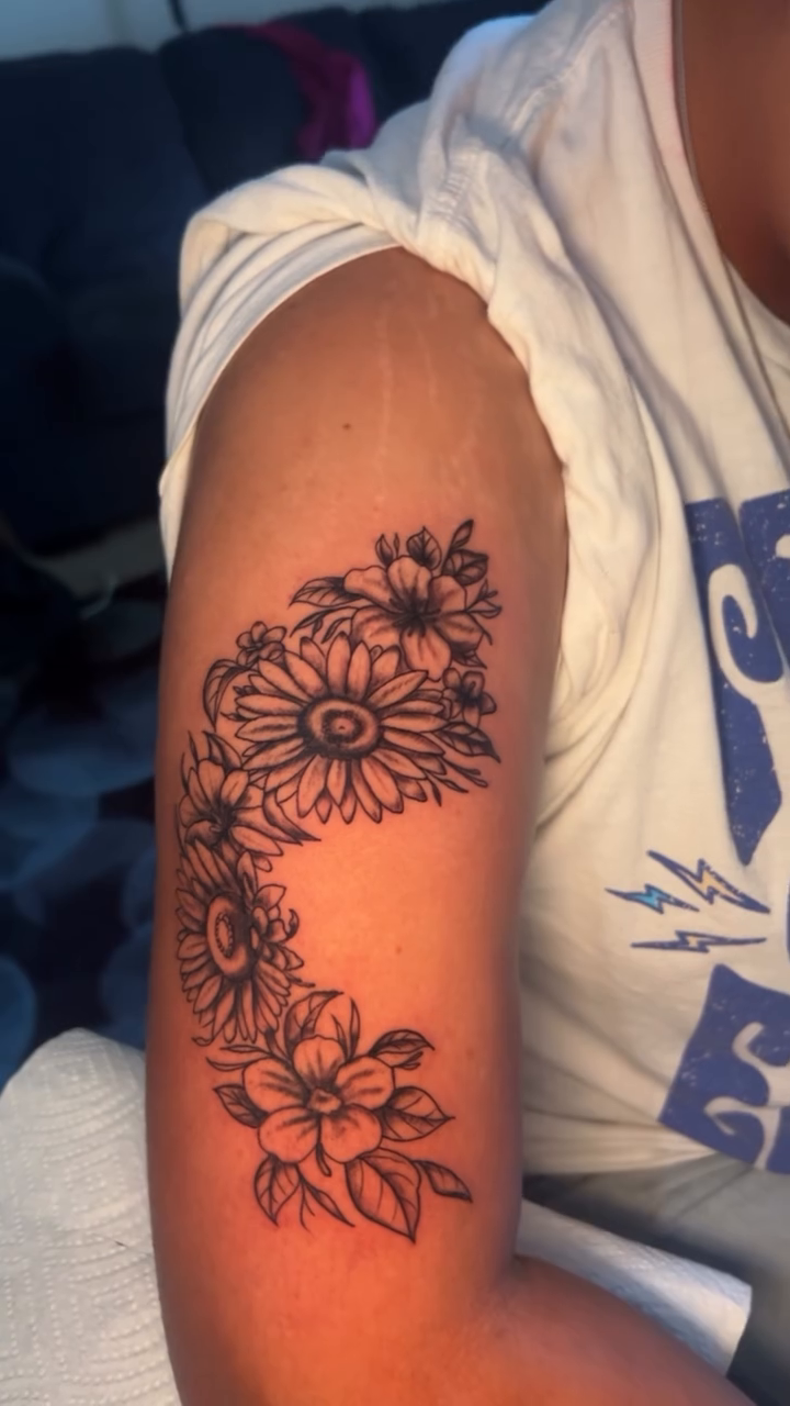 Tattoo by @feeq.tattooz โ illustrative, fine_line