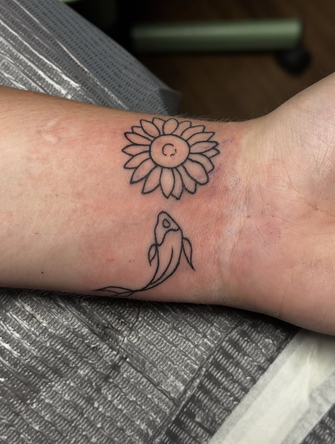 Tattoo by @gabby_la_piercer — fine_line, minimalist