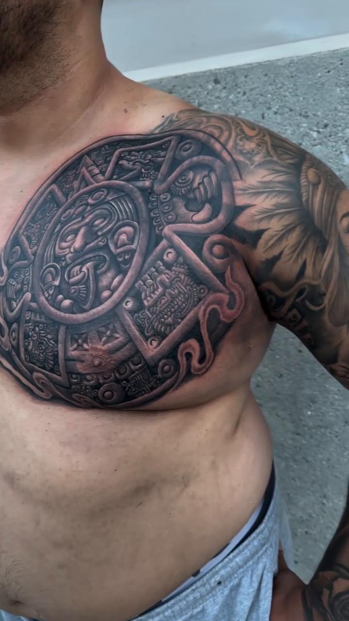 Tattoo by @rubenruiz_tattoos — blackwork, illustrative