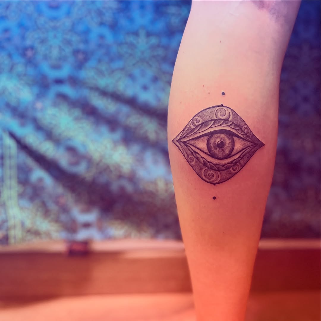 Tattoo by @lamainbleue_tattoo — black_and_grey