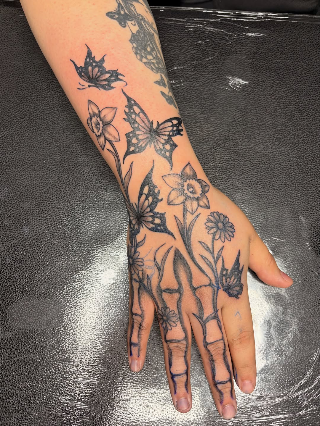 Tattoo by @swann.and.needle.tattoo — black_and_grey, fine_line