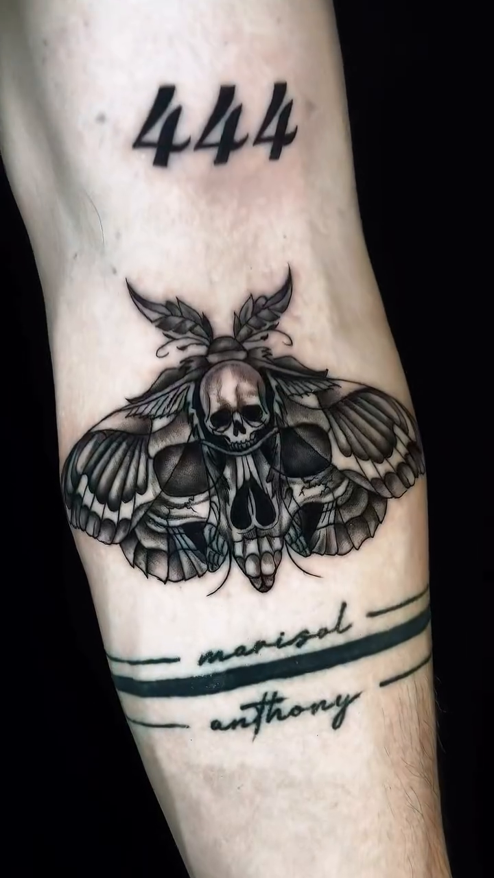Tattoo by @hawkpiny_tattoo β blackwork