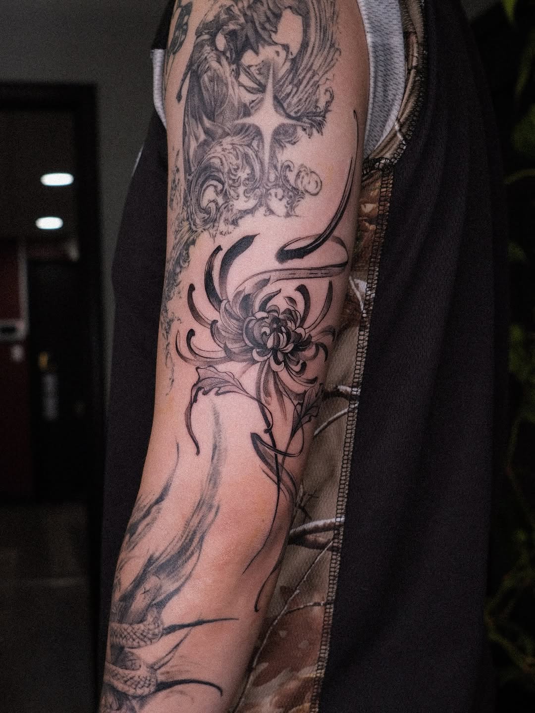 Tattoo by @karmon.tat — blackwork, illustrative