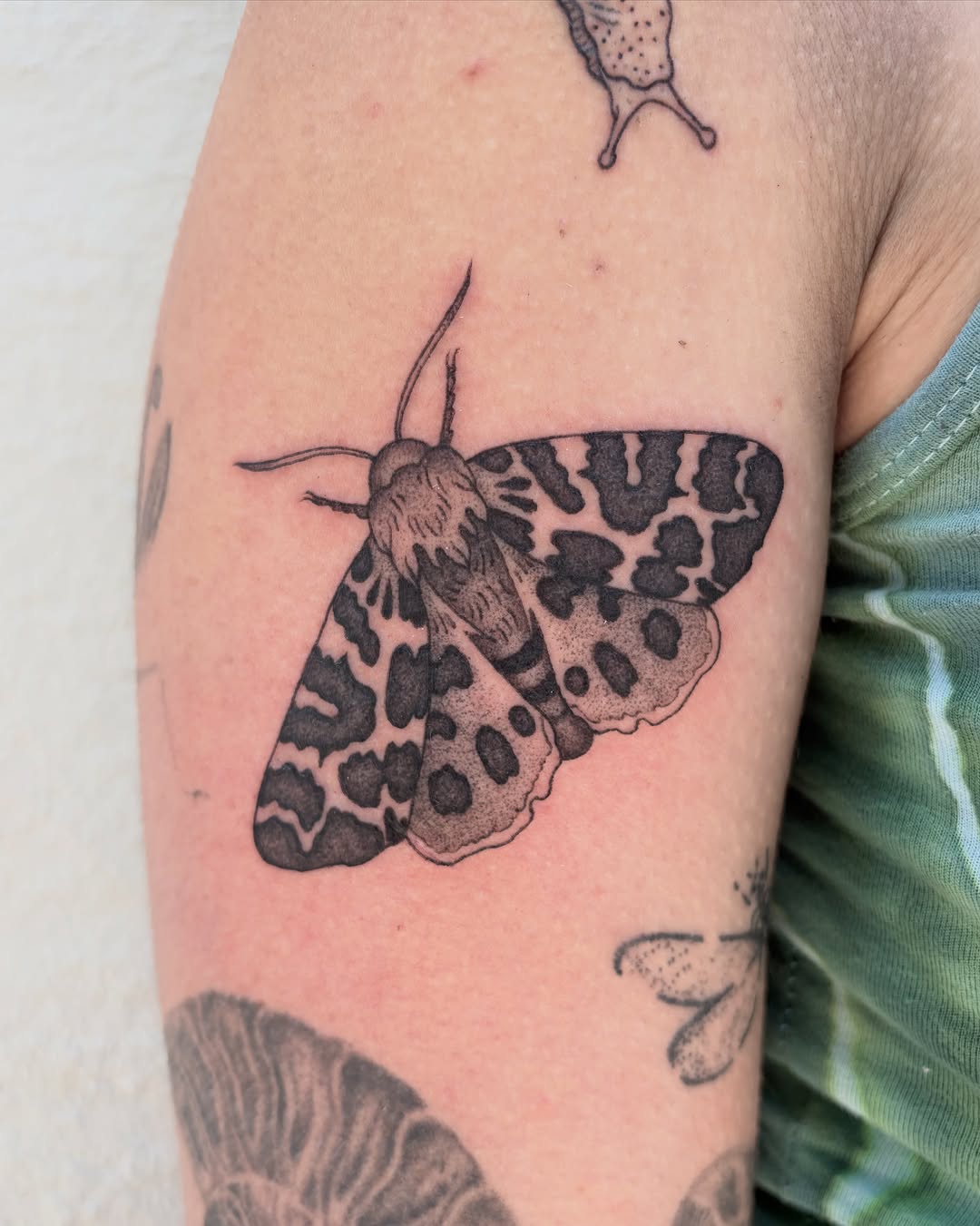 Tattoo by @siltyloamtattoo — black_and_grey, dotwork