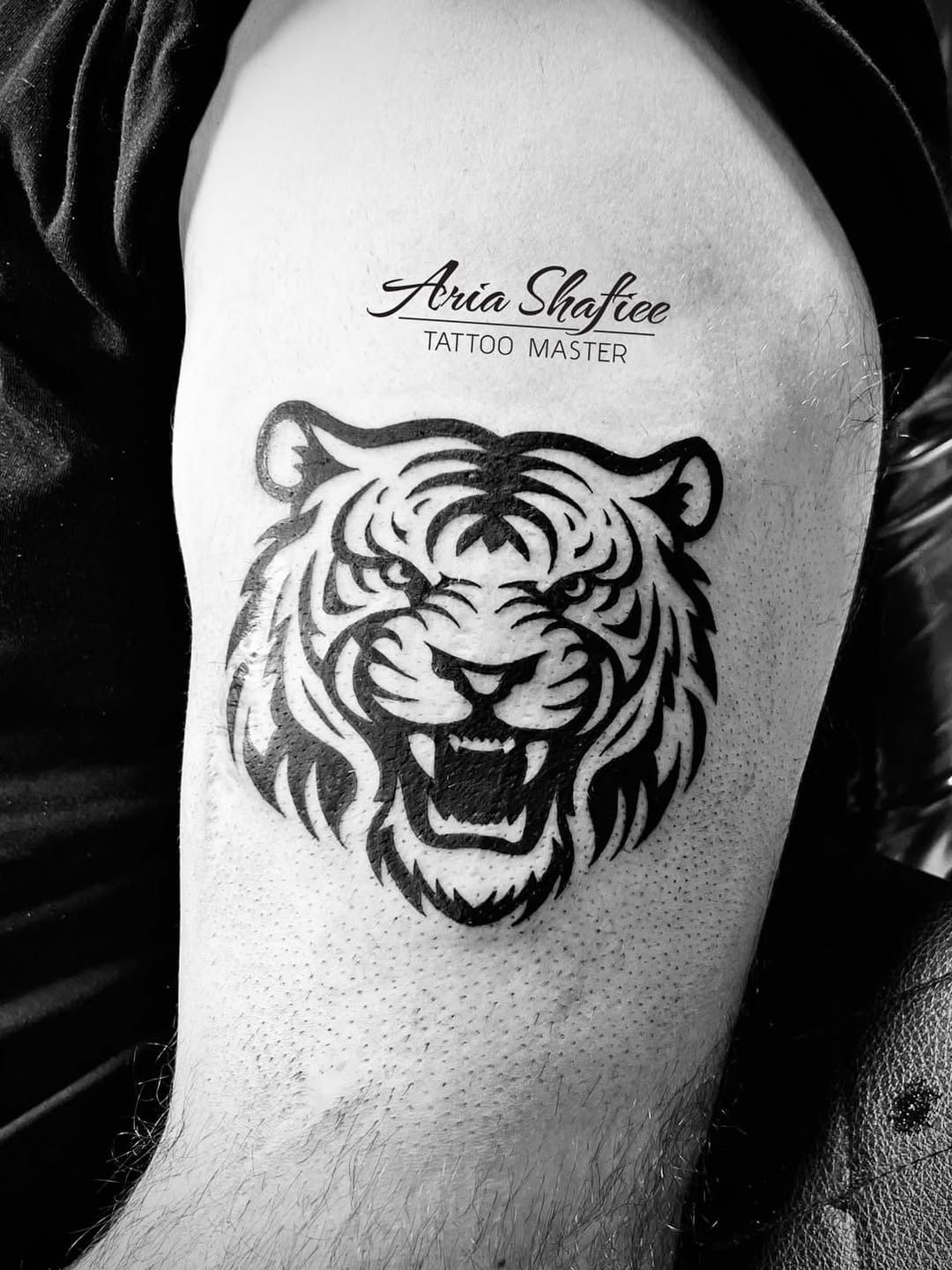 Tattoo by @ariu_tattoo — blackwork