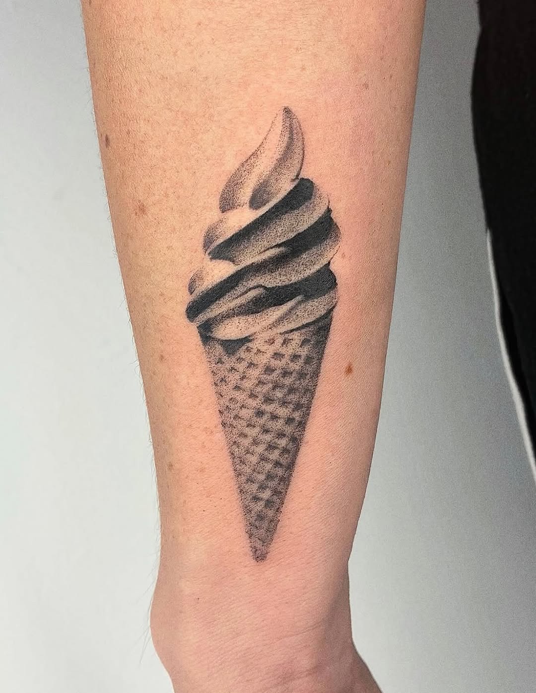 Tattoo by @jenniferpalomaa — dotwork, black_and_grey