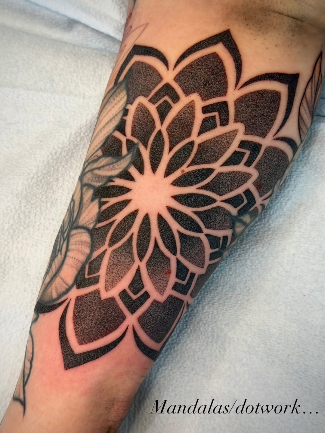 Tattoo by @miaesperanzatattoo โ dotwork, geometric
