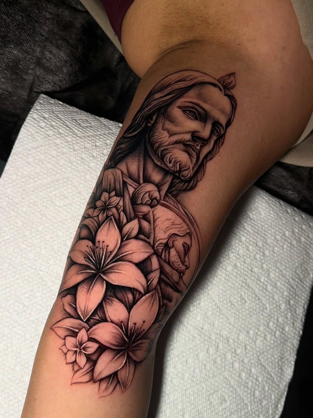 Tattoo by @moni.ca_tattoos โ realism, black_and_grey