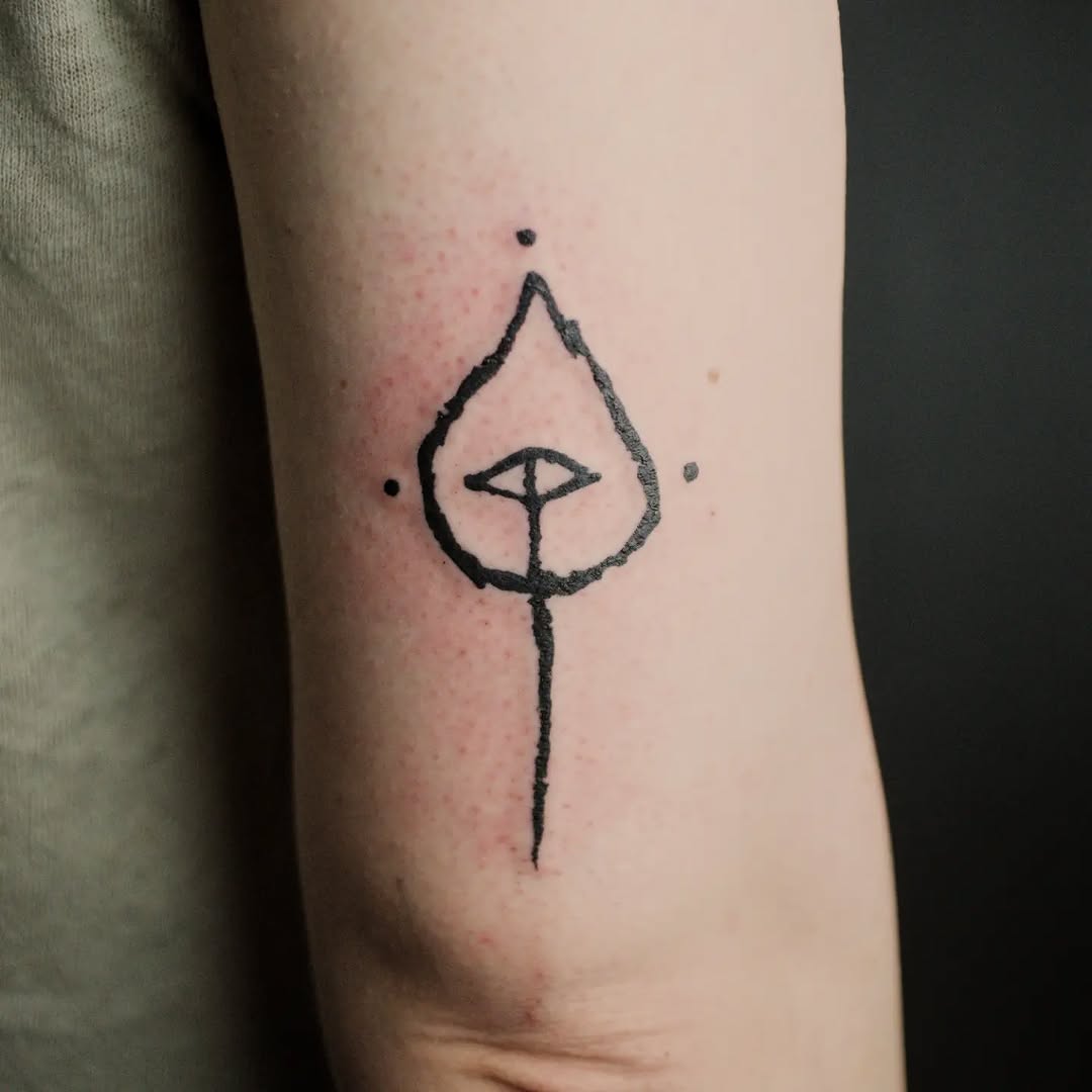 Tattoo by @ritual.dust β blackwork