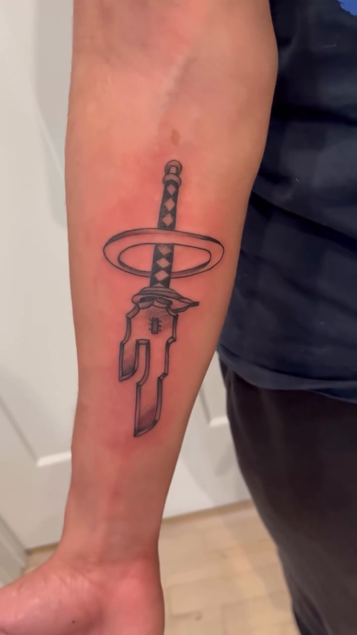 Tattoo by @dl.tattooos — black_and_grey