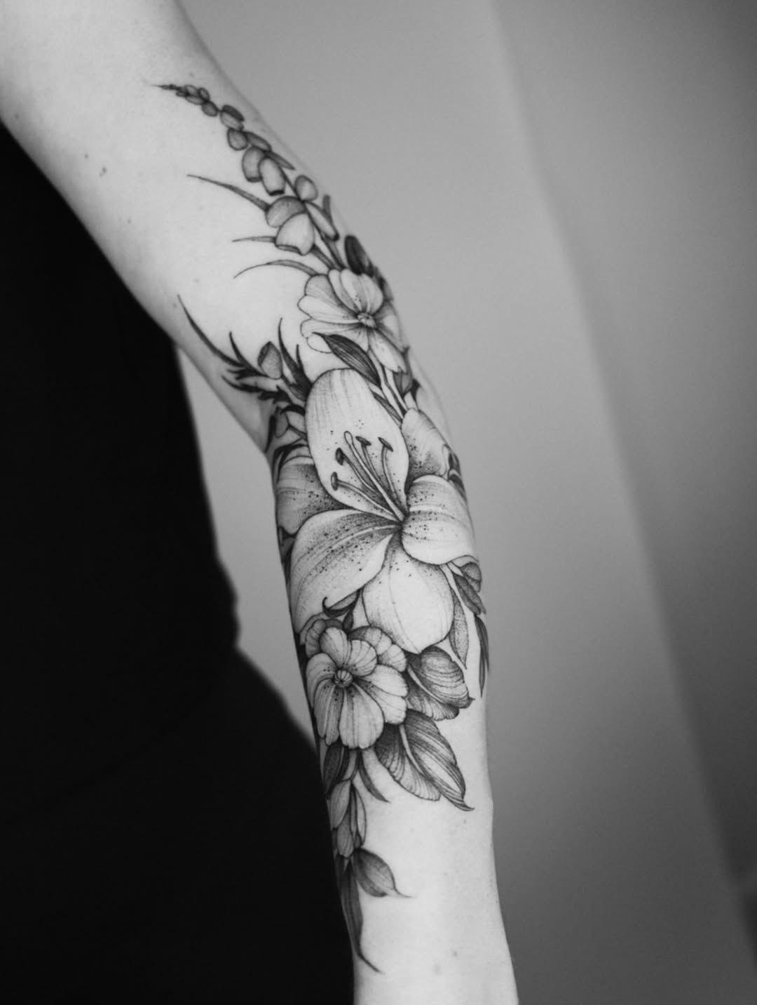 Tattoo by @lorietattoos โ blackwork