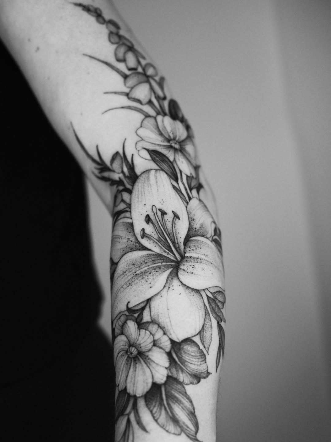 Tattoo by @lorietattoos โ blackwork