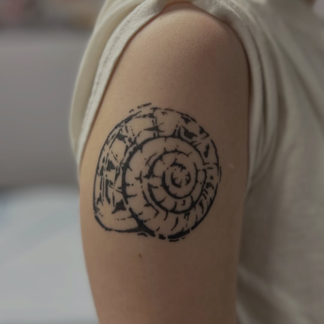 Tattoo by @natjohnson.tattoos โ blackwork