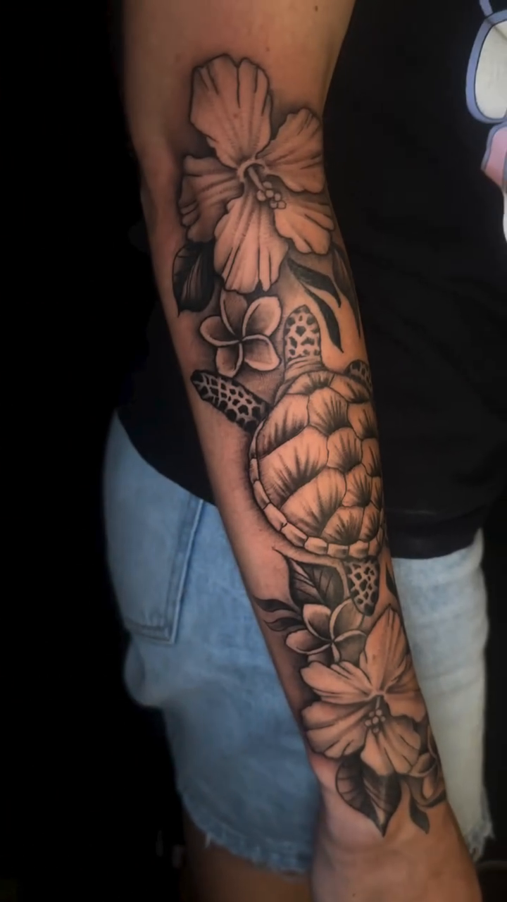 Tattoo by @lindseybendsey โ realism, black_and_grey