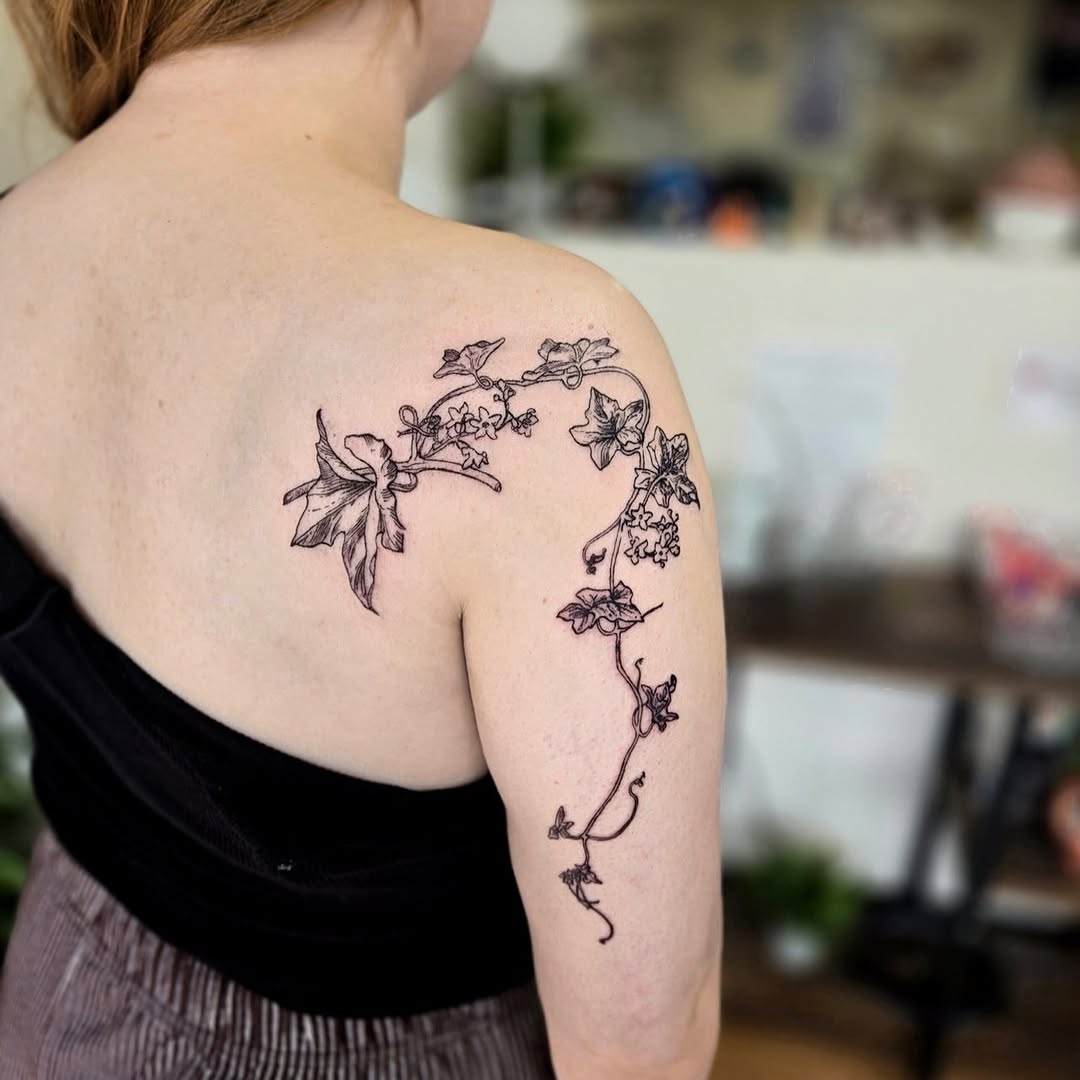Tattoo by @tattooo_moisu — fine_line