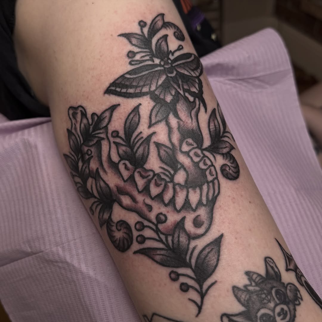 Tattoo by @butterflyveiltatz โ blackwork