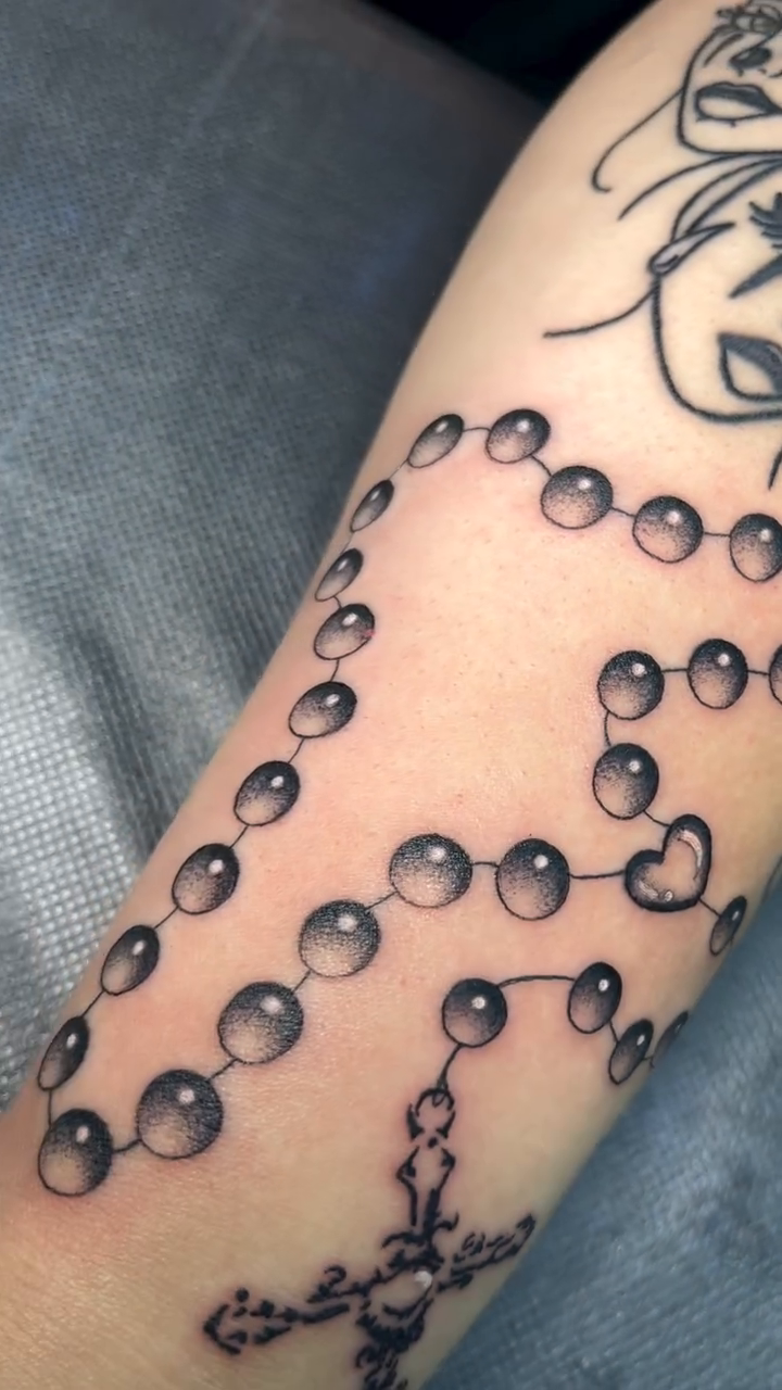 Tattoo by @yungmonalisaofficial — fine_line, black_and_grey