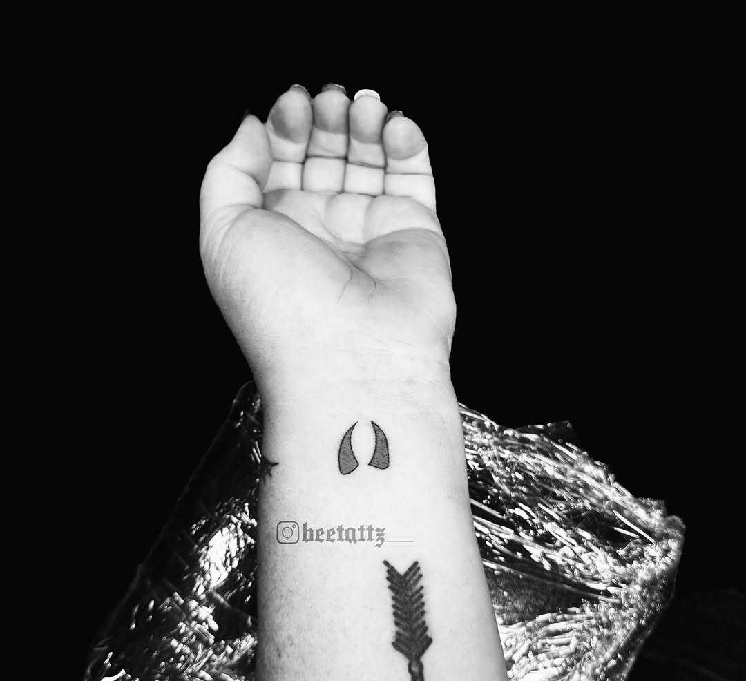 Tattoo by @beetattz_ — minimalist