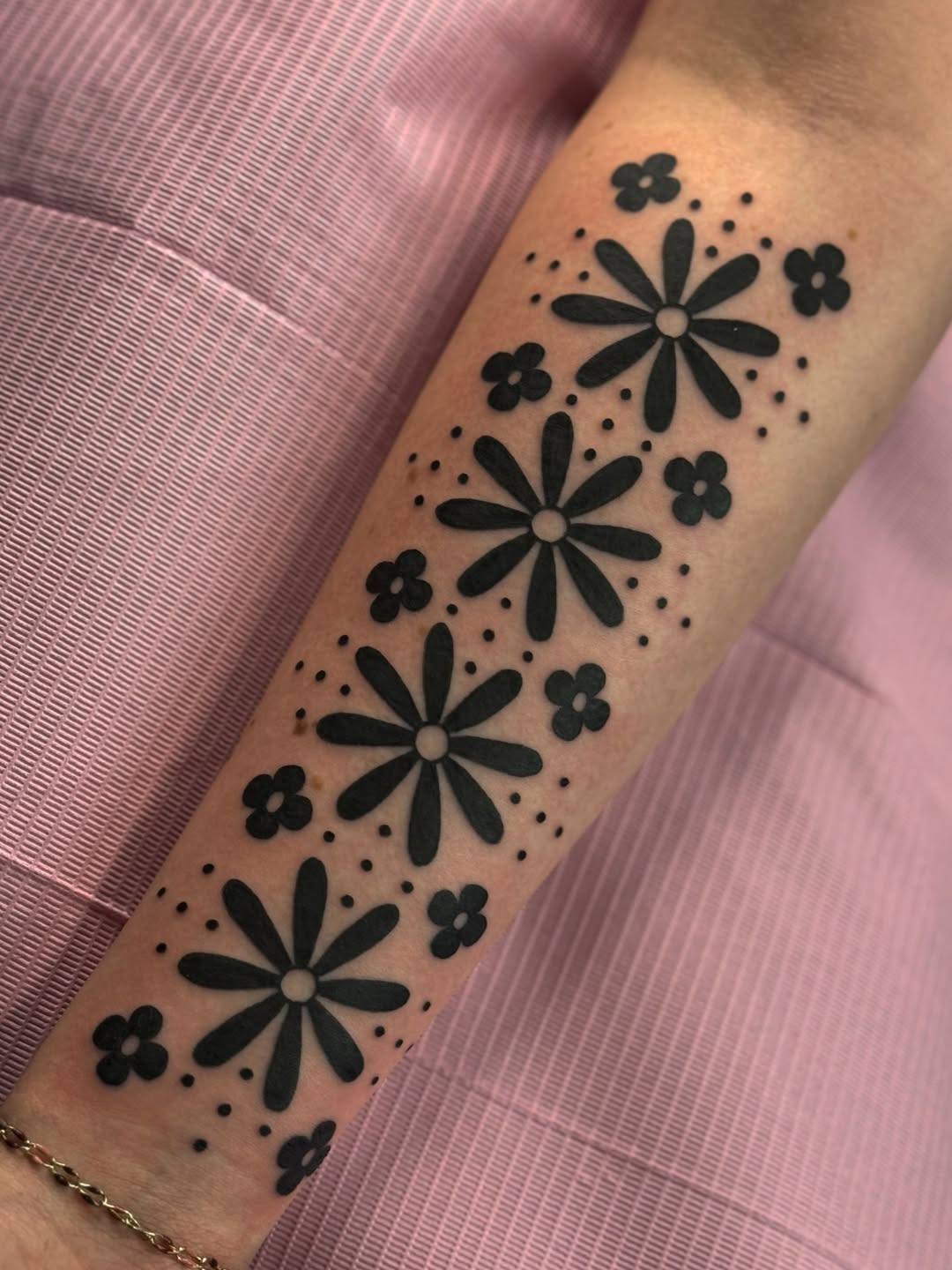 Tattoo by @yukcon_tt — illustrative, dotwork