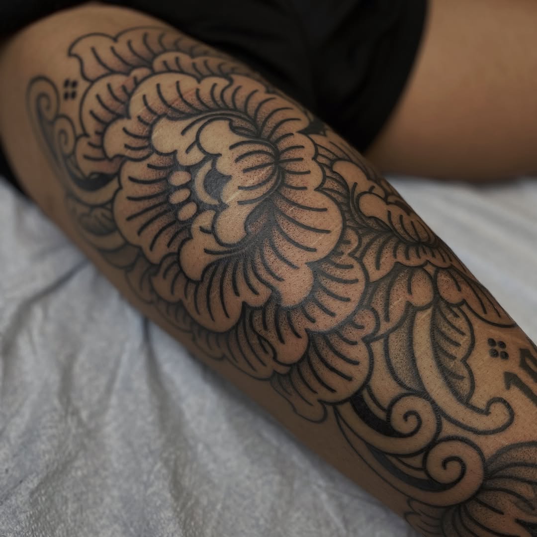 Tattoo by @veronicamussertattoo — japanese_irezumi, dotwork