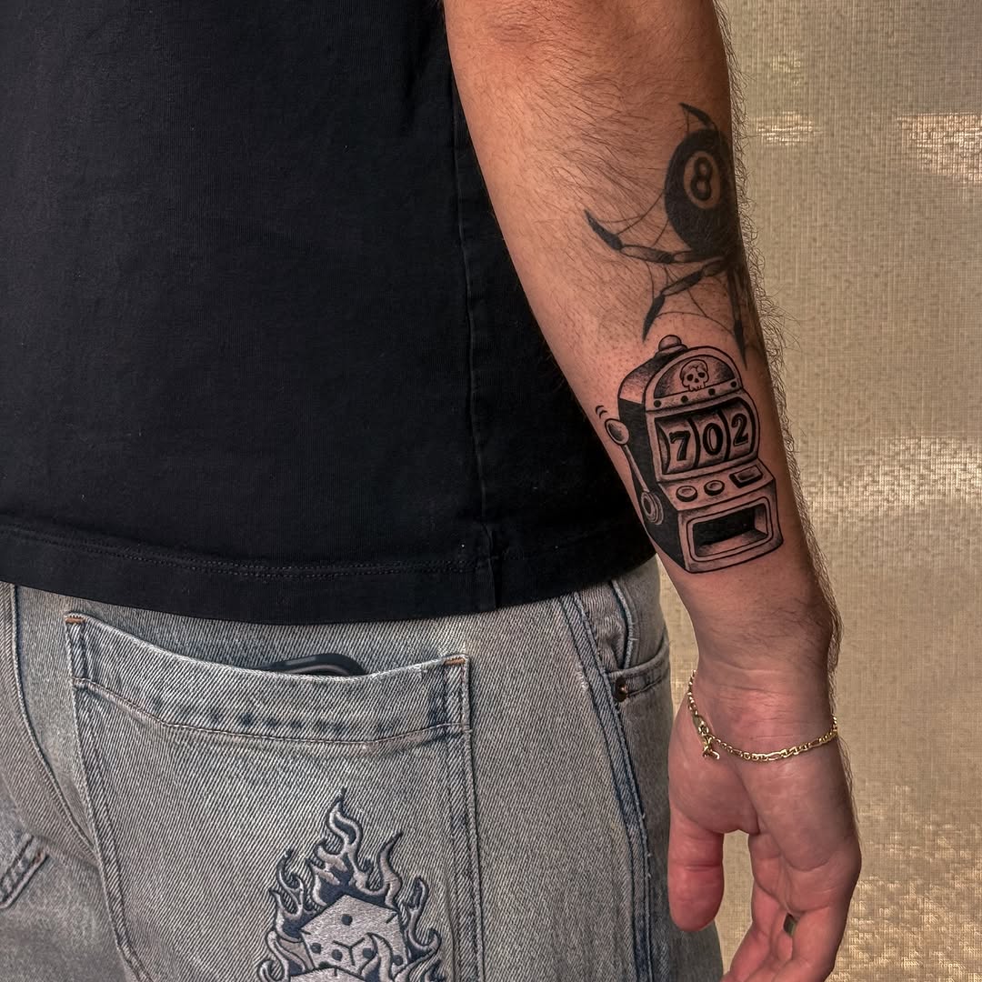 Tattoo by @raeinkz — american_traditional, illustrative