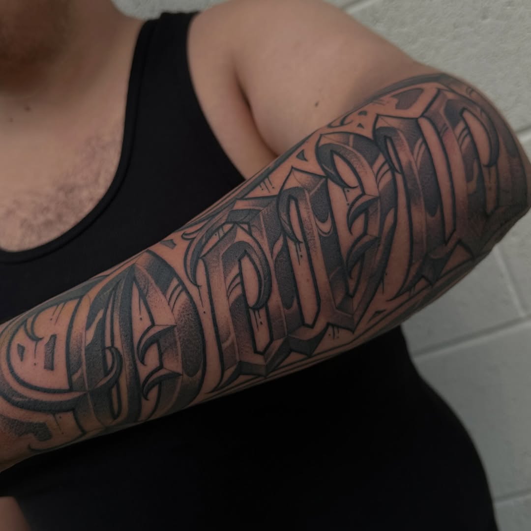 Tattoo by @mottatattoos โ lettering_script, black_and_grey