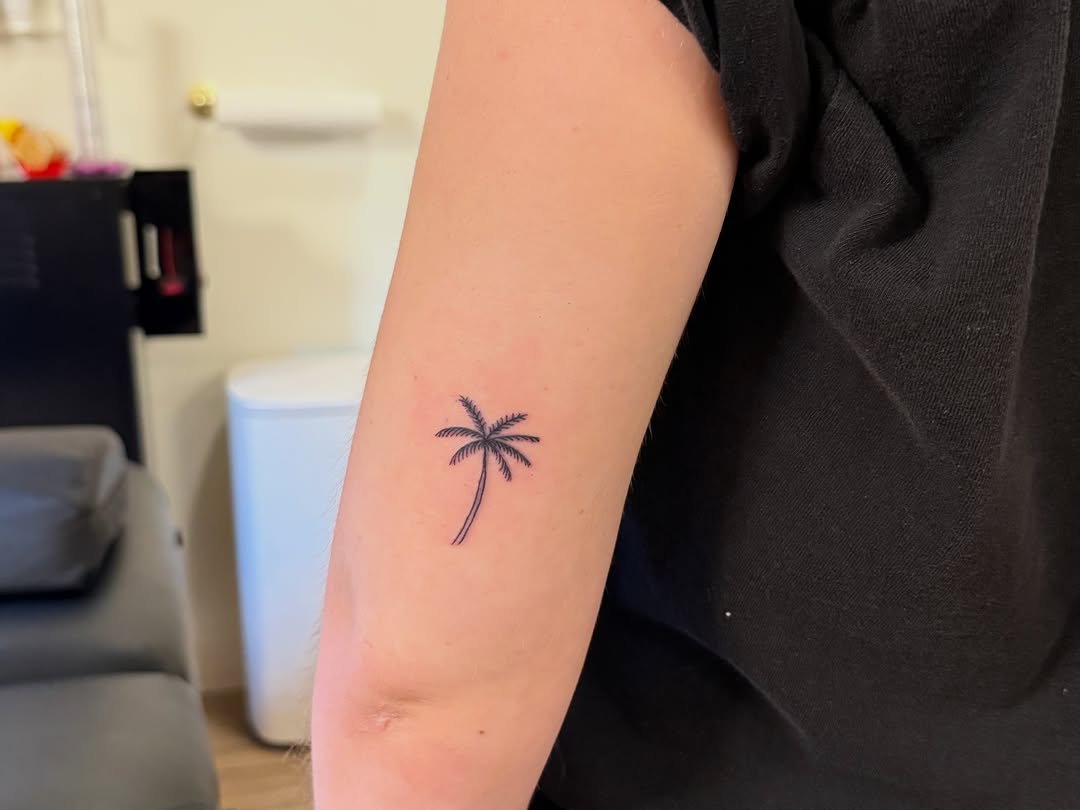 Tattoo by @thepinklady.tattoos β fine_line, minimalist