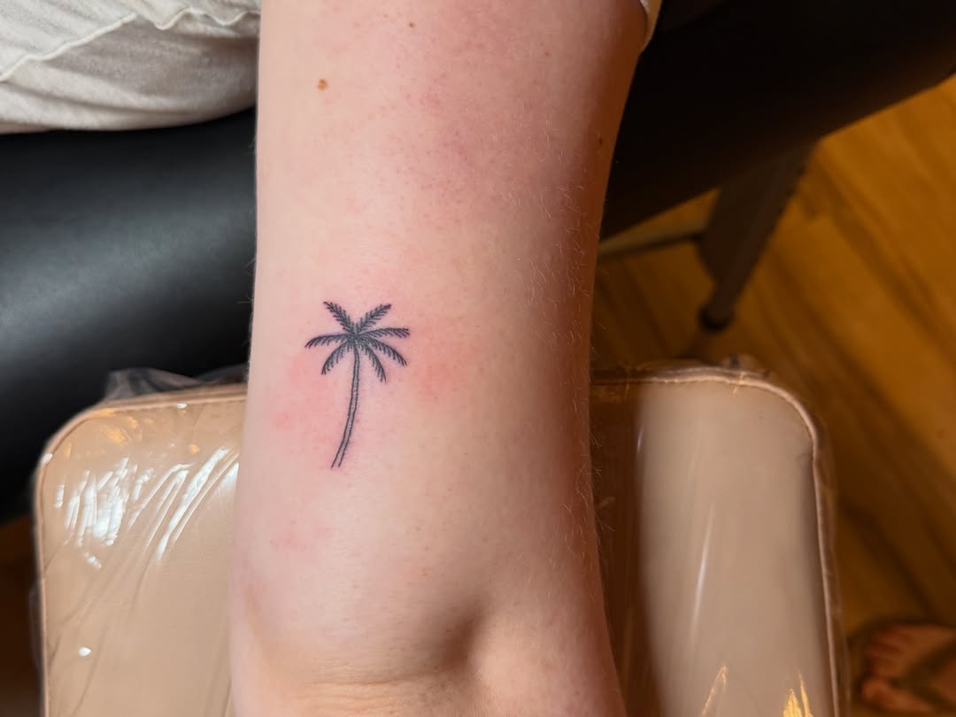 Tattoo by @thepinklady.tattoos β fine_line, minimalist