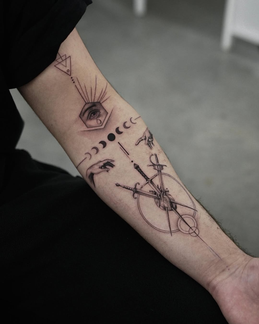 Tattoo by @kidneedle_tattoo β fine_line, geometric