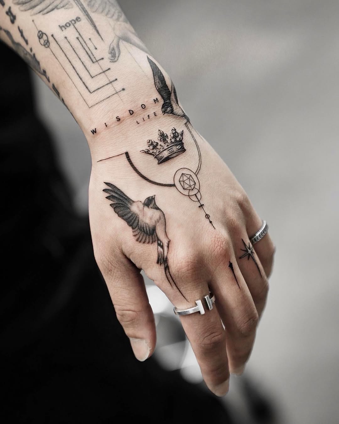 Tattoo by @kidneedle_tattoo β fine_line, geometric