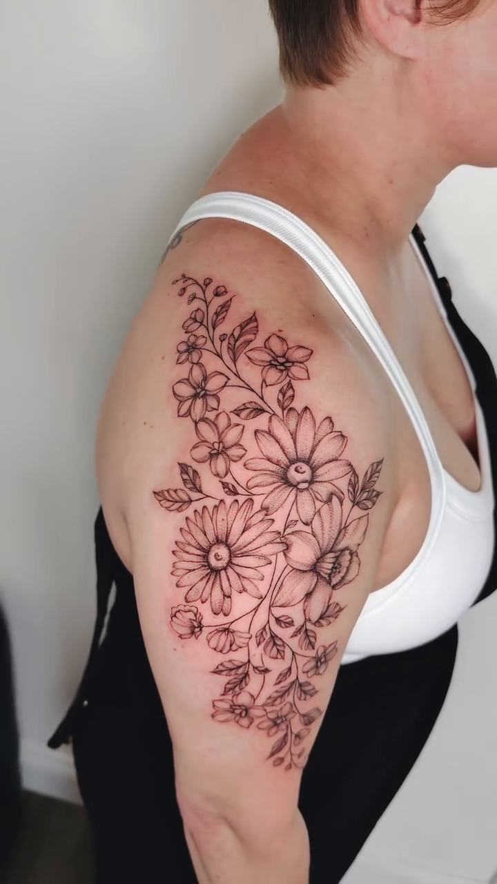 Tattoo by @tattoosbyalice โ fine_line