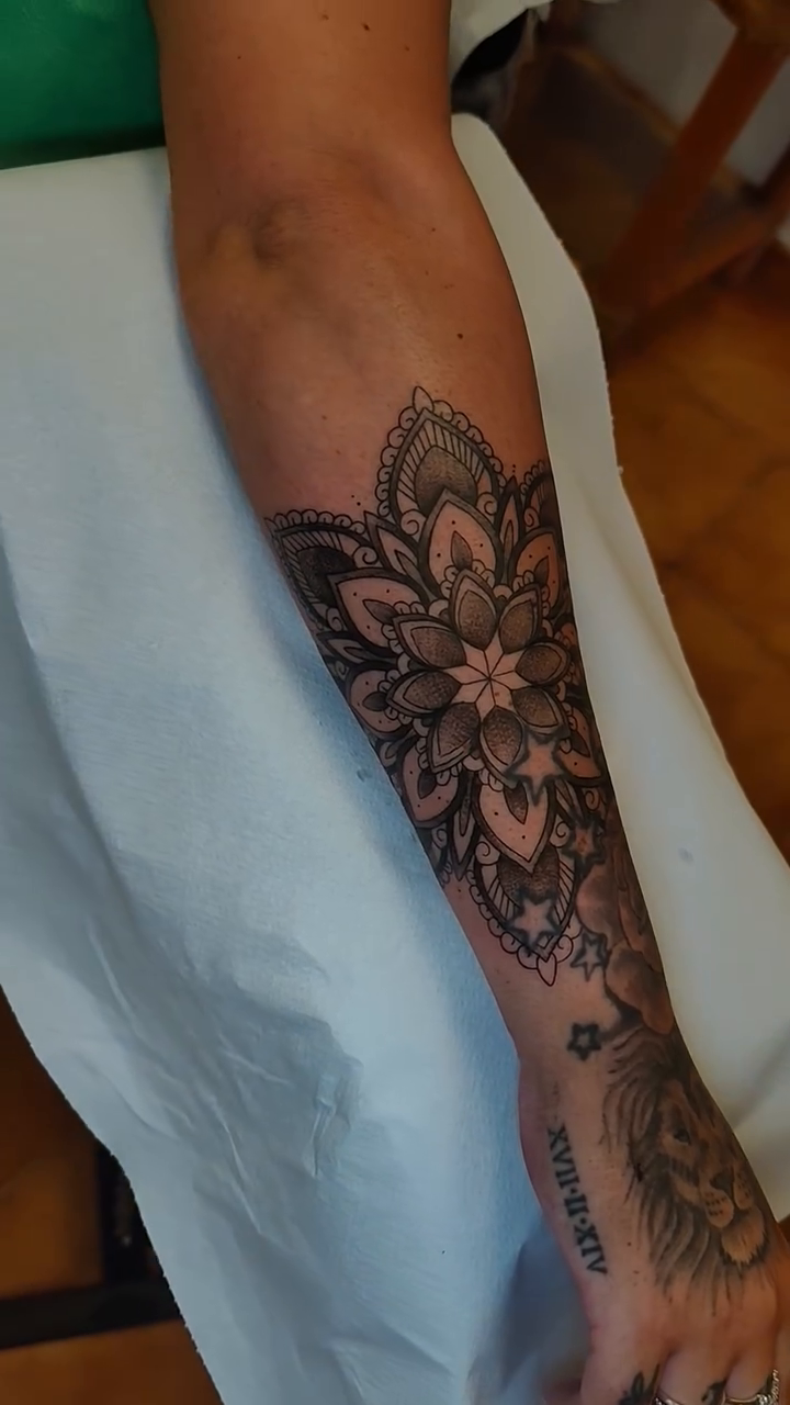Tattoo by @martinatattoolanzarote — geometric, dotwork