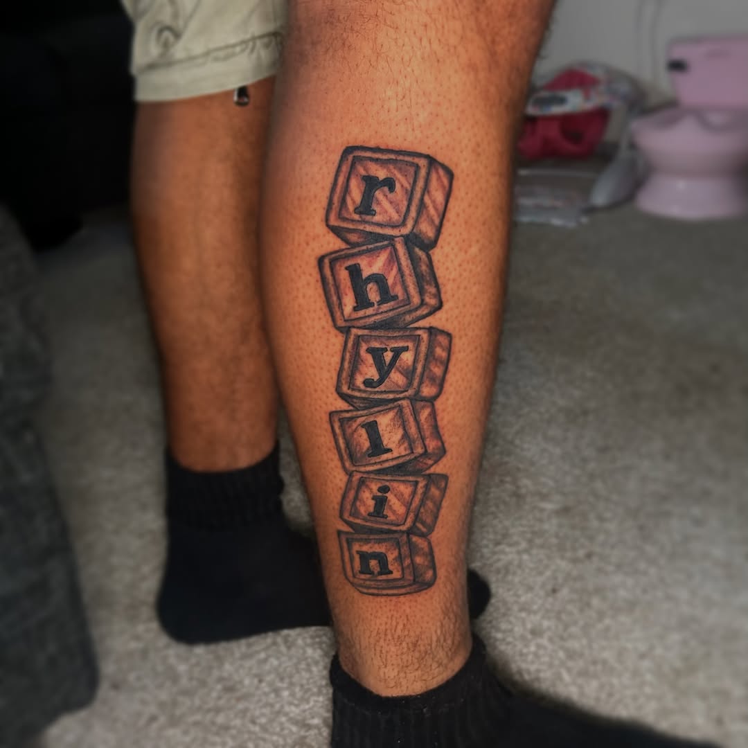 Tattoo by @feeq.tattooz โ lettering_script, illustrative