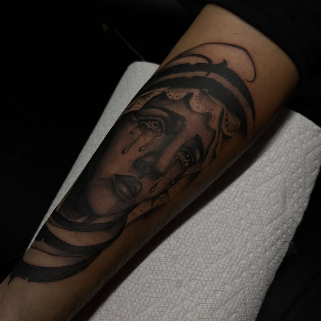 Tattoo by @_mujerdemuerte โ black_and_grey, realism