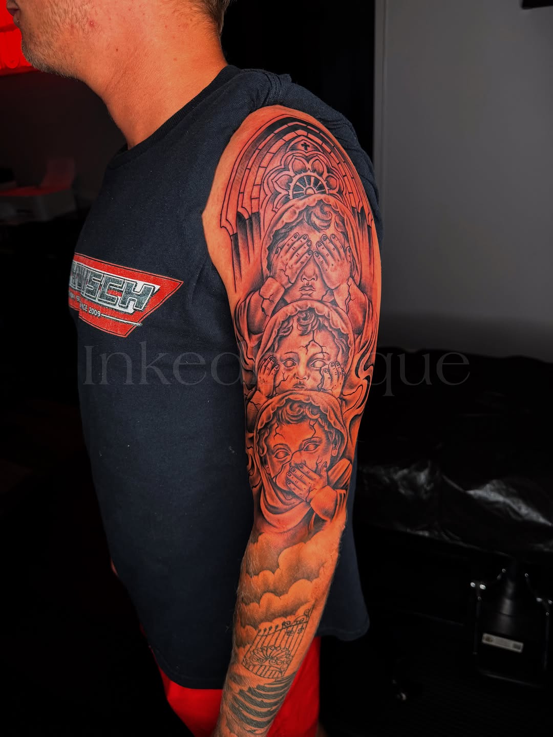 Tattoo by @inkedby_que — black_and_grey, realism