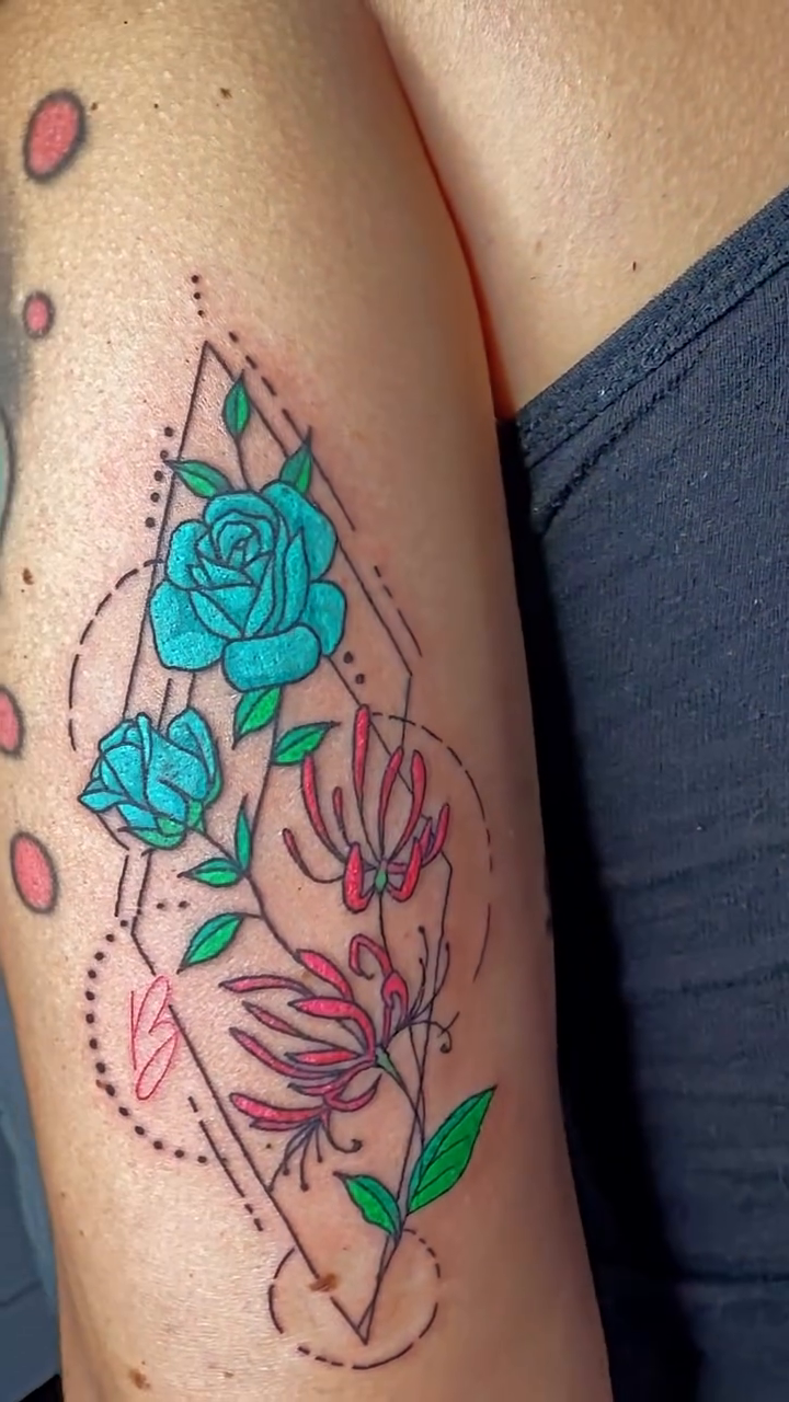 Tattoo by @mac.tatts โ fine_line, geometric