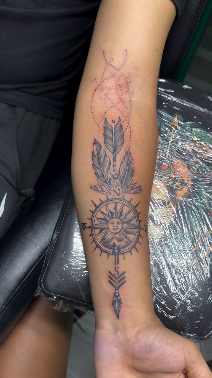 Tattoo by @hwa.ink — illustrative, geometric