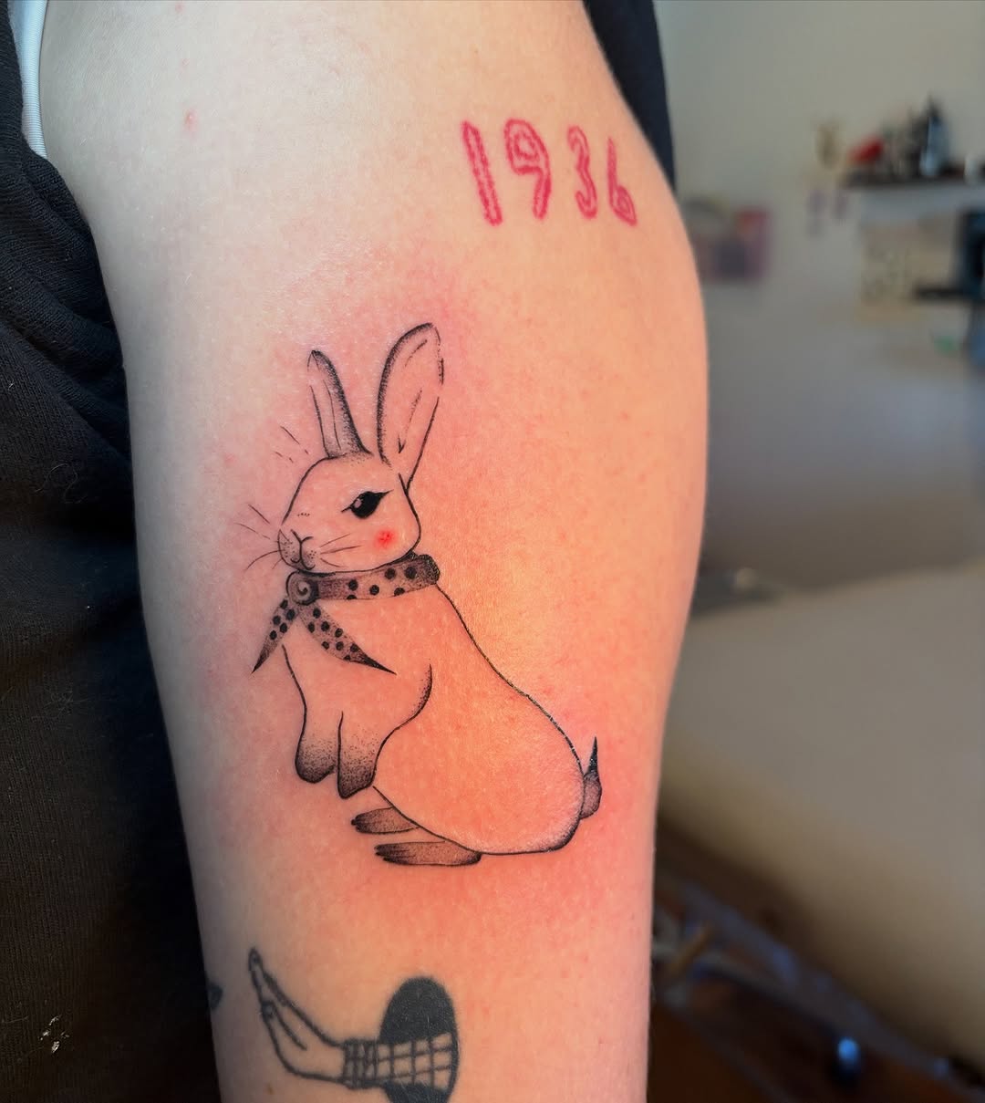 Tattoo by @sunshineyellowtattoos โ dotwork